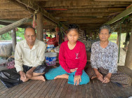 ប្រជាពលរដ្ឋមួយគ្រួសារ ងងិតភ្នែកទាំង៣នាក់ សុំសប្បុរសជន អាណិតមេត្តា ជួយពួកគាត់ផង