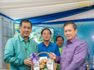 សម្តេចធិបតី ហ៊ុន ម៉ាណែត ជួបបងប្អូន ពូមីង តាយាយ ដែលជាតំណាងក្រសួង ស្ថាប័ន និងក្រុមហ៊ុនឯកជន ដែលបានរៀបចំ តាំងបង្ហាញសមិទ្ធផល ផលិតផល ឬសេវាកម្មផ្សេងៗរបស់ខ្លួន ក្នុងពិធីបុណ្យសមុទ្រលើកទី ១០ នៅទីក្រុងកែប ខេត្តកែប