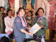 ម្ចាស់អចលនវត្ថុ នៅភូមិត្រពាំងជ្រៃ ឃុំខ្លុងពពក ស្រុកទឹកផុស ខេត្តកំពង់ឆ្នាំង ទទួលបានវិញ្ញាបនបត្រ ពីមន្រ្តីជំនាញ