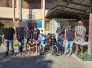 ក្មេងទំនើង៧នាក់ដែលយកកាំបិតដេញកាប់ និងគប់បុរសម្នាក់ឲ្យរងរបួសធ្ងន់ត្រូវបានសមត្ថកិច្ចឃាត់ខ្លួន