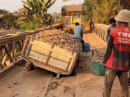 រថយន្តដឹកលើសទម្ងន់ បង្កឲ្យស្ពានទ្រុតទ្រោម បាក់ស្រុត ពលរដ្ឋស្នើដល់ អាជ្ញាធរពាក់ព័ន្ធ ជួយទប់ស្កាត់ និងជួសជុលឡើងវិញ