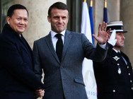 សម្តេចមហាបវរធិបតី ហ៊ុន ម៉ាណែត ចាប់ផ្តើមដំណើរបំពេញទស្សនកិច្ចផ្លូវការ នៅទីក្រុងប៉ារីស សាធារណរដ្ឋបារាំង និងទទួលការស្វាគមន៍ យ៉ាងរាក់ទាក់កក់ក្តៅ  ពីសំណាក់ឯកឧត្តម Emmanuel Macron ប្រធានាធិបតី នៃសាធារណរដ្ឋបារាំង