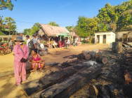 អគ្គីភ័យ បានលេបត្របាក់ ផ្ទះមួយខ្នង ឆេះក្លាយជាផេះ ខណ:ម្ចាស់រវល់ទៅហូបអី នៅទំនប់ទឹកស្អាត