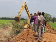 អភិបាលខេត្តកំពង់ឆ្នាំង ផ្តល់ថវិកា ២លានរៀល និងប្រេងម៉ាស៊ុត ១៥០លីត្រ ជូនប្រជាកសិករឃុំពោធិ៍ សង្គ្រោះស្រែប្រាំង  ជិត៥០០ ហិកតា