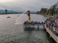 ទីតាំងរូបសំណាក សេះសមុទ្របាញ់ទឹក ក្លាយជាកន្លែង ដែលពេញនិយម សម្រាប់ភ្ញៀវទេសចរ ចូលលេងកម្សាន្ត ក្នុងក្រុងកំពត