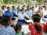 ឯកឧត្តម នេត្រ ភក្ត្រា អញ្ជើញចុះសួរសុខទុក្ខ និងនាំយកថវិកា ព្រមទាំងសម្ភារប្រើប្រាស់មួយចំនួន ជូនដល់គ្រួសារជនរងគ្រោះដោយគ្រោះអគ្គីភ័យ នៅខេត្តក្រចេះ