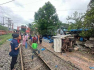 រថភ្លើងបុកពីក្រោយ ថយន្តមួយគ្រឿង ក្រឡាប់ថ្ងាជើង នៅស្រុកស្ទឹងហាវ