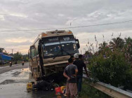 បើកបរសូមប្រុងប្រយ័ត្ន មនុស្សប្រុសស្រី៣នាក់ ស្លាប់បាត់បង់ជីវិត និងម្នាក់ទៀត រងរបួសធ្ងន់ ក្នុងករណីគ្រោះថ្នាក់ចរាចរណ៍បុកបន្តគ្នា