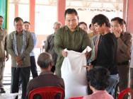 អភិបាលខេត្តកំពង់ធំ ចែកជូនពូជស្រូវជិត ២០០ តោន ដល់ប្រជាពលរដ្ឋ ៤ ស្រុក ដែលរងគ្រោះដោយទឹកជំនន់