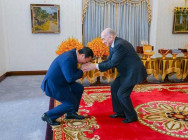 ព្រះករុណា ព្រះមហាក្សត្រ និងសម្តេចព្រះមហាក្សត្រី ព្រះបរមរាជានុញ្ញាត សម្តេចបវរធិបតី ចូលក្រាបបង្គំគាល់