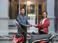 អាវុធហត្ថខេត្តបន្ទាយមានជ័យ អំពាវនាវម្ចាស់ម៉ូតូ យកឯកសារទៅមើលនិងយកម៉ូតូ និងបញ្ជូនជនសង្ស័យម្នាក់ករណីលួចម៉ូតូ