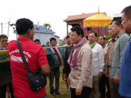 ឯកឧត្តមអភិបាលខេត្តកំពង់ធំ ជួបសំណេះសំណាល និងឧបត្ថមថវិកា ដើម្បីលើកទឹកចិត្តកីឡាករប្រណាំងទូក បន្ទាប់ពីទទួលបានជ័យជំនះ និងត្រៀមប្រកួតនៅរាជធានីភ្នំពេញ