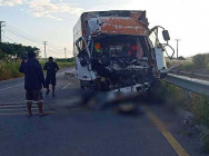 អ្នកបើកបរស្លាប់ម្នាក់ និងអ្នករួមដំណើរម្នាក់របួស ដោយសាររថយន្តដឹកទំនិញ បុករថយន្តធុនធំមួយគ្រឿងទៀត ពីក្រោយពេញទំហឹង