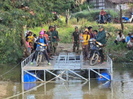 ធ្វើក្បួននិងស្ពានពោង ចម្លងពលរដ្ឋ និងសិស្សបណ្តោះអាសន្ន   បន្ទាប់ពីរថយន្តធុនធំដឹកស្រូវ បង្កបាក់ស្ពានដែកបេឡេ នៅភូមិអូរឃុំផ្គាំ ស្រុកស្វាយចេក