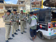 នគរបាលប្រឆាំងបទល្មើសបច្ចេកវិទ្យា ចុះណែនាំប្រជាពលរដ្ឋ ឲ្យបញ្ឈប់សការផ្សព្វផ្សាយ ល្បែងស៊ីសង ក្នុងភូមិសាស្ត្រ ក្រុងសិរីសោភ័ណ