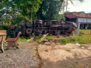 រថយន្តរលត់ម៉ាស៊ីន ហ្វ្រាំងមិនស៊ី និងចង្កូតមិនដំណើរការ បានបង្កហេតុ បុកតូបលក់ដូរ បណ្តាលឲ្យរងរបួស ២ នាក់