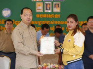 ពិធីចែកវិញ្ញាបនបត្រសម្គាល់ម្ចាស់អចលនទ្រព្យ ជូនប្រជាពលរដ្ឋ នៅស្រុកព្រែកប្រសព្វ ខេត្តក្រចេះ