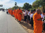 ព្រះសង្ឃ ១០៨ អង្គ និមន្តគោចរបិណ្ឌបាត ឆ្លងកាត់ផ្លូវជាសាធារណៈ ប្រវែង ៣២ គីឡូម៉ែត្រ  ដើម្បីឧទ្ទិសកុសលជូន ជនរងគ្រោះដោយសារគ្រោះថ្នាក់ចរាចរណ៍ នៅស្រុកសន្ទុក