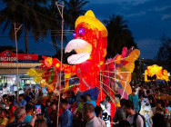 ភ្ញៀវទេសចរជាតិ និងអន្តរជាតិ រួមជាមួយប្រជាពលរដ្ឋ រាប់ពាន់នាក់ ចូលរួមដង្ហែតុក្កតាយក្ស នៅក្នុងក្រុងសៀមរាប