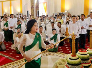 សម្តេចកិត្តិព្រឹទ្ធបណ្ឌិត ប៊ុន រ៉ានី ហ៊ុនសែន អញ្ជើញក្នុងពិធីក្រុងពាលី និងចម្រើនព្រះបរិត្ត នៃព្រះរាជពិធី ស្រោចស្រពព្រះសុគន្ធវារី នៅវត្តបទុមវតី