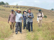 ក្រុមការងារអន្តរក្រសួង និងអាជ្ញាធរខេត្តកំពង់ស្ពឺ ចុះដកបង្គោលព្រំដី ក្នុងតំបន់ភ្នំខ្នងផ្សារ ក្រោយពីមានការព្រមព្រៀង បញ្ឈប់គម្រោងវិនិយោគ និងប្រគល់ដីចំនួន៤០ហិកតា ជូនដល់សហគមន៍តាំងបំពង់