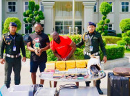 កងរាជអាវុធហត្ថ រាជធានីភ្នំពេញ បានបង្ក្រាបករណី ”លាងសន្លឹកលុយដុល្លាព៌ណខ្មៅ”  ដែលធ្វើអោយសេដ្ឋីខ្មែរម្នាក់ ចាញ់បោកជនជាតិស្បែកខ្មៅ ចំនួន៧លានដុល្លាសហរដ្ឋអាមេរិក