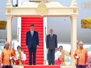 សម្ដេចតេជោ ហ៊ុន សែន អញ្ជើញដង្ហែព្រះមហាក្សត្រ យាងក្នុងការទទួលបដិសណ្ឋារកិច្ច ស្វាគមន៍ការអញ្ជើញមកដល់របស់ ឯកឧត្តម Xi Jinping  ប្រធានាធិបតីនៃសាធារណរដ្ឋប្រជាមានិតចិន