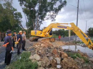 អាជ្ញាធរខេត្តបន្ទាយមានជ័យ ដឹកនាំក្រុមការងារ និងនាំយកគ្រឿងចក្រ ទៅជួយកាយរំដោះទឹក ជូនប្រជាពលរដ្ឋ នៅក្រុងប៉ោយប៉ែត