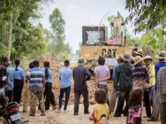 អាជ្ញាធរនិងជំនាញ ចុះគ្រឿងចក្រនិងមនុស្ស កាយបើកមុខទឹក នៅក្រុងសិរីសោភ័ណ និងស្រុកអូរជ្រៅ ដោយសារភ្លៀងធ្លាក់រណ្តំ នាំអោយមានទឹកលិចស្រូវពង្រោះ 