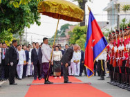 សម្ដេចតេជោ ហ៊ុន សែន អញ្ជើញដង្ហែព្រះមហាក្សត្រ យាងក្នុងព្រះរាជពិធីច្រត់ព្រះនង្គ័ល ឆ្នាំ២០២៥ នៅខេត្តកំពង់ឆ្នាំង