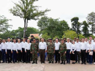 គណៈប្រតិភូ សមាគមឧកញ៉ាកម្ពុជា ចុះសួរសុខទុក្ខ និងនាំយកថវិកា សម្ភារៈ និងគ្រឿងឧបភោគបរិភោគ ប្រគល់ជូន កងទ័ពដែលកំពុងឈរជើង នៅជួរមុខការពារព្រំដែនកម្ពុជា-ថៃ ទិសទី១ ខេត្តព្រះវិហារ