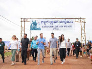 សមាជិកសភាអាមេរិក ចុះពិនិត្យស្ថានភាព ជនភៀសសឹក នៅខេត្តព្រះវិហារ