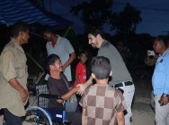 លោក Michael B Alfaro អ្នកកាសែតដ៏ល្បីល្បាញប្រចាំសេតវិមាន បាននឹងកំពុងស្ថិតនៅ ភូមិព្រៃចាន់និងភូមិជោគជ័យ ព្រំដែនកម្ពុជា ថៃ រាយការណ៍ព័ត៌មានពិតពី កម្ពុជាត្រូវការ”សន្តិភាព”