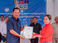 ឯកឧត្តម វ៉ី សំណាង អភិបាលខេត្តតាកែវ ចែកវិញ្ញាបនបត្រសម្គាល់ម្ចាស់អចលនវត្ថុ ជាង ២៣៧៨បណ្ណ ជូនបងប្អូនប្រជាពលរដ្ឋ