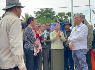 សម្តេចកិត្តិសង្គហបណ្ឌិត ម៉ែន សំអន អញ្ជើញសួរសុខទុក្ខ ប្រជាពលរដ្ឋ និងកងកម្លាំងមិនប្រដាប់អាវុធ នៅភូមិព្រៃចាន់ ឃុំអូបីជាន់ ស្រុកអូរជ្រៅ