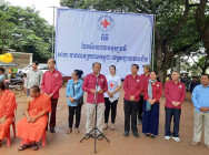 សាខាកាកបាទក្រហម ខេត្តបន្ទាយមានជ័យ ចែកអំណោយដល់ គ្រួសារជាជនភៀសសឹក មានជីវភាពខ្វះខាត ចំនួន២ភូមិ ក្នុងឃុំអូរបីជាន់ នៃស្រុកអូរជ្រៅ