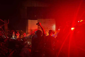 កម្លាំងនគរបាល នាំយករថយន្តដឹកទឹក០៩គ្រឿង ចុះជួយពន្លត់ ករណីអគ្គីភ័យឆេះ ឃ្លាំងអេតចាយ របស់ប្រជាពលរដ្ឋ១កន្លែង នៅក្រុងប៉ោយប៉ែត