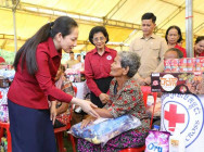 លោកជំទាវបណ្ឌិត ពេជ ចន្ទមុន្នី ហ៊ុនម៉ាណែត អញ្ជើញជួបសំណេះសំណាល សួរសុខទុក្ខ និងចែកអំណោយមនុស្សធម៌ ជូនដល់ប្រជាជនងាយរងគ្រោះបំផុត ក្នុងខេត្តកំពង់ស្ពឺ