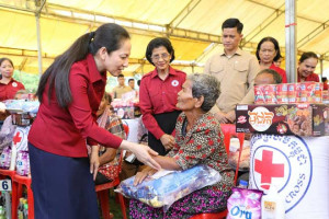 លោកជំទាវបណ្ឌិត ពេជ ចន្ទមុន្នី ហ៊ុនម៉ាណែត អញ្ជើញជួបសំណេះសំណាល សួរសុខទុក្ខ និងចែកអំណោយមនុស្សធម៌ ជូនដល់ប្រជាជនងាយរងគ្រោះបំផុត ក្នុងខេត្តកំពង់ស្ពឺ