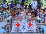 សាខាកាកបាទក្រហមកម្ពុជា ខេត្តបន្ទាយមានជ័យ  នាំយកអំណោយមនុស្សធម៌ ជូនប្រជាពលរដ្ឋ ជួបការលំបាក នៅភូមិសិលាខ្មែរ ១៥០គ្រួសារ និងភូមិទំនប់ដាច់ ១០០គ្រួសារ