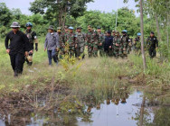 ភ្លាមៗ អ្នកសង្កេតការណ៍អន្តរកាល (IOT) អញ្ជើញចុះពិនិត្យ ទីតាំងជាក់ស្តែង នៅកន្លែងដែលកងកម្លាំងថៃ និងគ្រឿងចក្រ បានបំពានអធិបតេយ្យភាពកម្ពុជា  នៅភូមិព្រៃចាន់