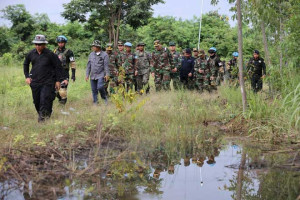 ភ្លាមៗ អ្នកសង្កេតការណ៍អន្តរកាល (IOT) អញ្ជើញចុះពិនិត្យ ទីតាំងជាក់ស្តែង នៅកន្លែងដែលកងកម្លាំងថៃ និងគ្រឿងចក្រ បានបំពានអធិបតេយ្យភាពកម្ពុជា  នៅភូមិព្រៃចាន់