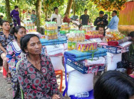 ប្រជាពលរដ្ឋចំនួន ១២គ្រួសារ រងគ្រោះដោយសារ ខ្យល់កន្ត្រាក់ ទទួលបានអំណោយដ៏ថ្លៃថ្លាពី សម្តេចកិត្តិព្រឹទ្ធបណ្ឌិត ប៊ុន រ៉ានី ហ៊ុនសែន ប្រធានកាកបាទក្រហមកម្ពុជា