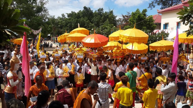 ព្រះ​មហា​សុន្ទតរ​ធម្មោ​ ជឹម​ សុ​ភាព​ ព្រះ​វិ​ន័យ​ធរ​ និង​ជា​ព្រះ​មេ​កុដិ​លេខ​២៣​ វត្ត​មហា​មន្ត្រី ​ដង្ហែ​អង្គ​ក​ថិន​ទាន​ ទៅ​វត្ត​ចាក់​ខ្លាញ់