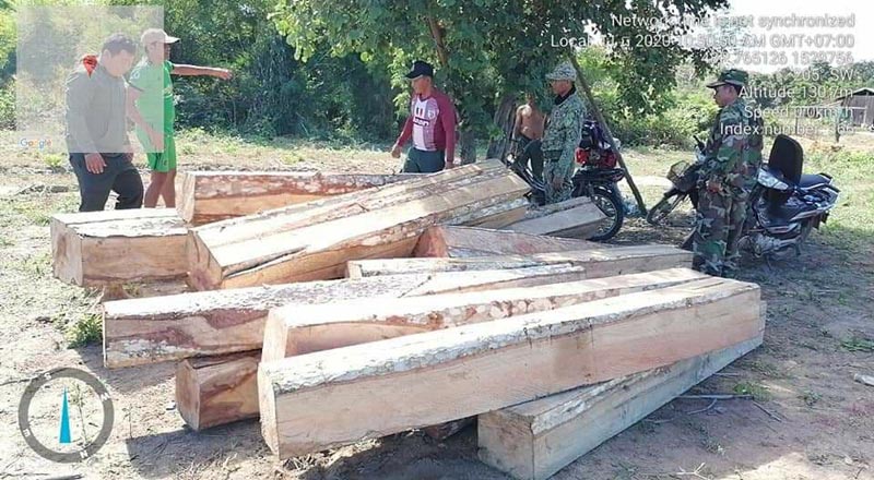 ឈើ​ដឹ​កតា​ម​ម៉ូតូ ​ត្រៀម​ឆ្លង​ដែ​នទៅ ប្រ​ទេ​ស​វៀ​តណា​ម តាមចំណុច​ភូ​មិភិ​ ​ឃុំសេ​សាន​ ​ត្រូវ​បា​ន ក​ម្លាំ​ង​ស​​​ម​​ត្ថ​កិច្ច​ច​ម្រុះ ​បង្ក្រា​ប​
