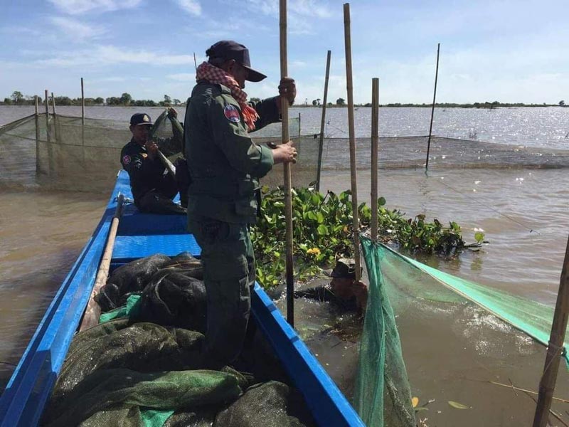 រុះ​​រើនិ​​​ង ​​បំ​​​ផ្លា​​​ញ​​ចោល ​​រ​​​បាំ​​​ងស្បៃ​​​មុ​ង ​​នៅ​នឹ​​​​ង​​​ក​​​ន្លែង ​​​​ចំណុ​ច​​​វា​ល​​ភ​​​ក់​​​ ឃុំ​​​ផ្លូ​​វ​ទូ​​​​ក​ ​​ស្រុ​​​ក​​កំ​ព​​ង់​​​លែ​​ង