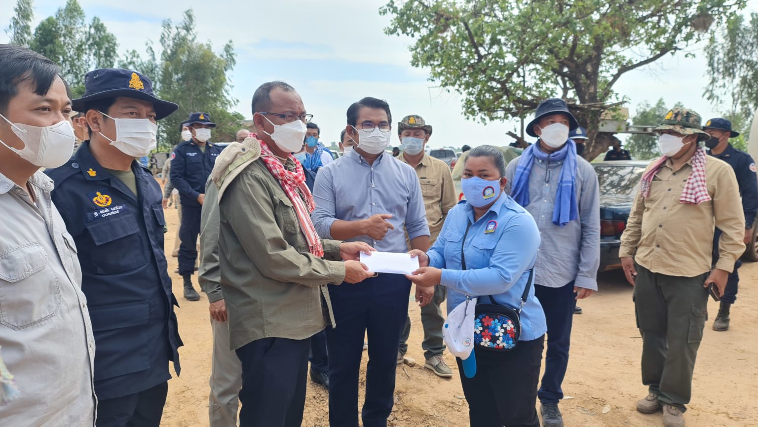 ដ​ក​ហូ​ត​ដី​ព្រៃ​លិ​ច​ទឹ​ក នៅស្រុ​ក​កំ​ព​ង់​លែង ​ចំនួ​ន​ជា​ង២​ពា​ន់​ ហិ​ក​​តា ​ពីអ្នកសា​រ​ភា​ព ចំ​​នួន ១​៣​ នា​ក់​