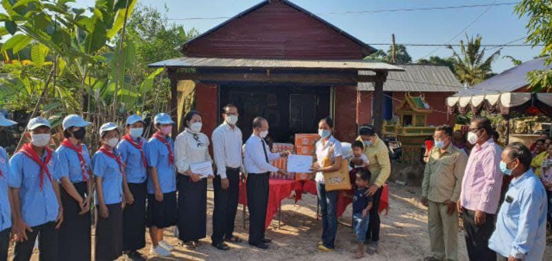 កាកបា​ទ​ក្រ​ហ​ម​ក​ម្ពុ​ជា​ ​ចូ​ល​រួម​រំ​លែ​ក​ទុក្ខ​ ​ជា​មួ​យ​គ្រួ​សា​រ​សព​ ​លោ​ក​ ​ស៊ុន​ ​វ​​ង់​ ​ដែ​ល​បា​ន​ស្លា​ប់ ដោ​យ​សា​​រ​​​ផ្ទុះ​គ្រាប់​មី​ន​ ​នៅស្រុ​​ក​ជាំ​ក្សាន្ត​ ខេ​​ត្ត​ព្រះ​វិ​ហា​រ