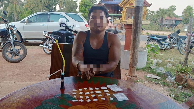 សូម​ជៀស​ឲ្យ​ឆ្ងា​យពីគ្រឿ​ង​ញៀ​ន ​សម​ត្ថ​កិ​ច្ច​ ​ឃា​ត់​ខ្លួ​ន ​ជ​ន​ស​ង្ស័​យ​១នា​ក់ ​ពា​ក់ព័​ន្ធ​ក​រ​​ណី​គ្រឿ​ងញៀ​ន​ ​​នៅស្រុ​ក​សា​​មគ្គី​មា​ន​ជ័​យ​