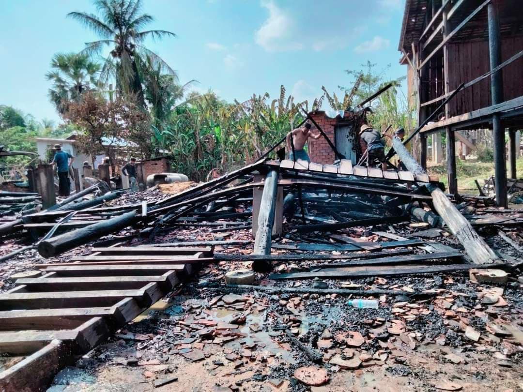 សូមប្រយ័ត្ន ផ្ទះបងប្អូនប្រជាពលរដ្ឋ ចំនួន ៤ខ្នង ត្រូវបាន អគ្គីភ័យលេបត្របាក់ មូលហេតុដោយសារ ឆ្លងចរន្តអគ្គិសនី